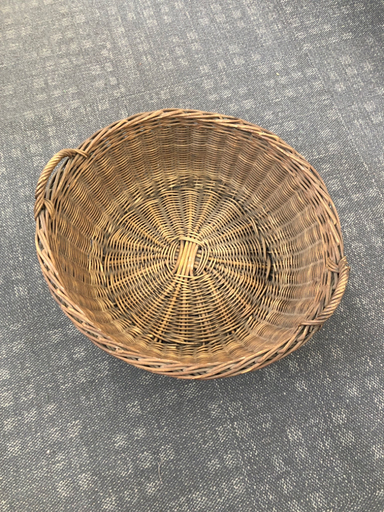 LG DARK BROWN WOVEN BASKET W/HANDLES.