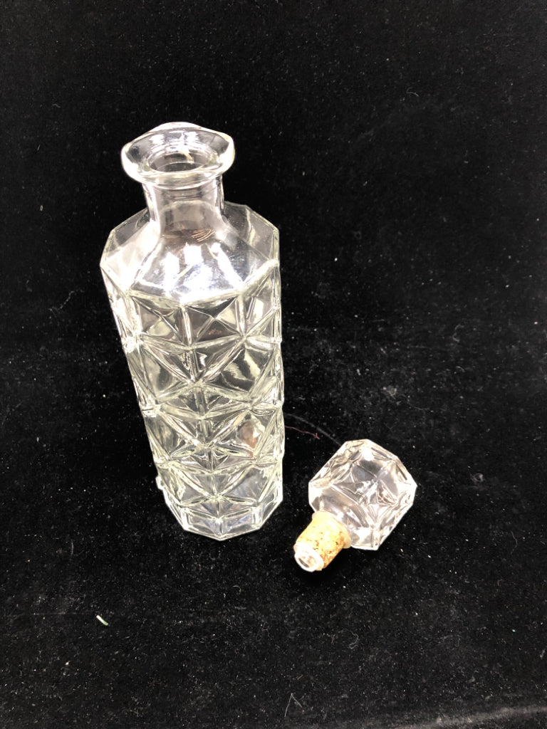 SQUARE DETAILED CLEAR  GLASS DECANTER.