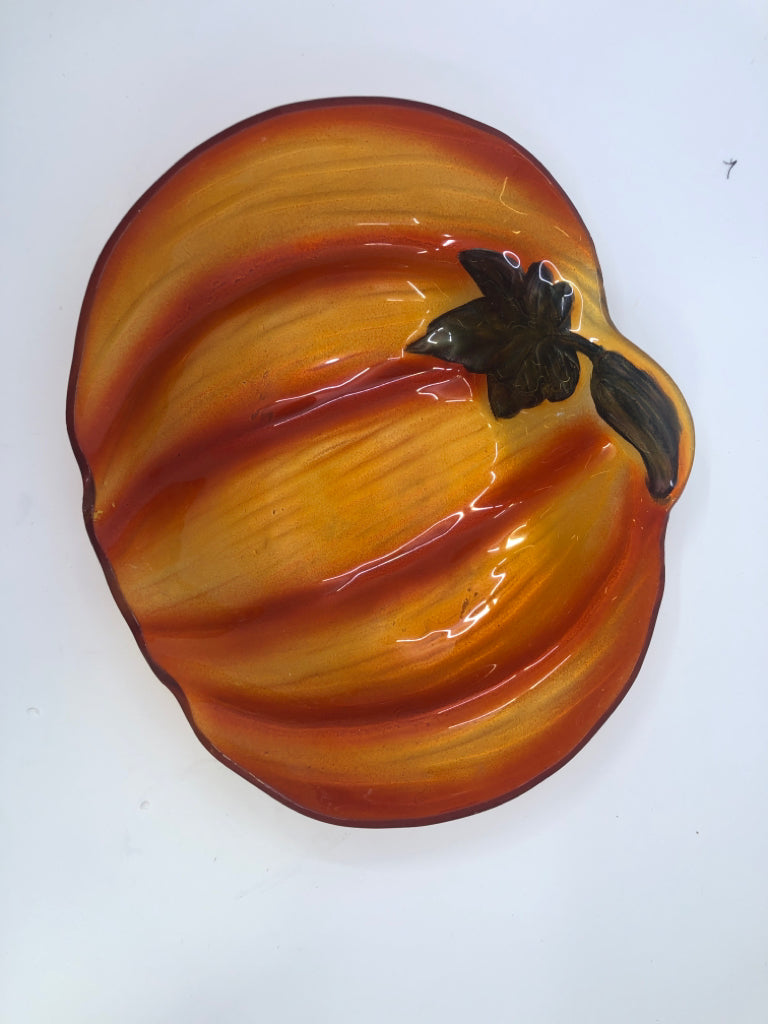 GLASS PUMPKIN SHAPED CENTERPIECE BOWL.