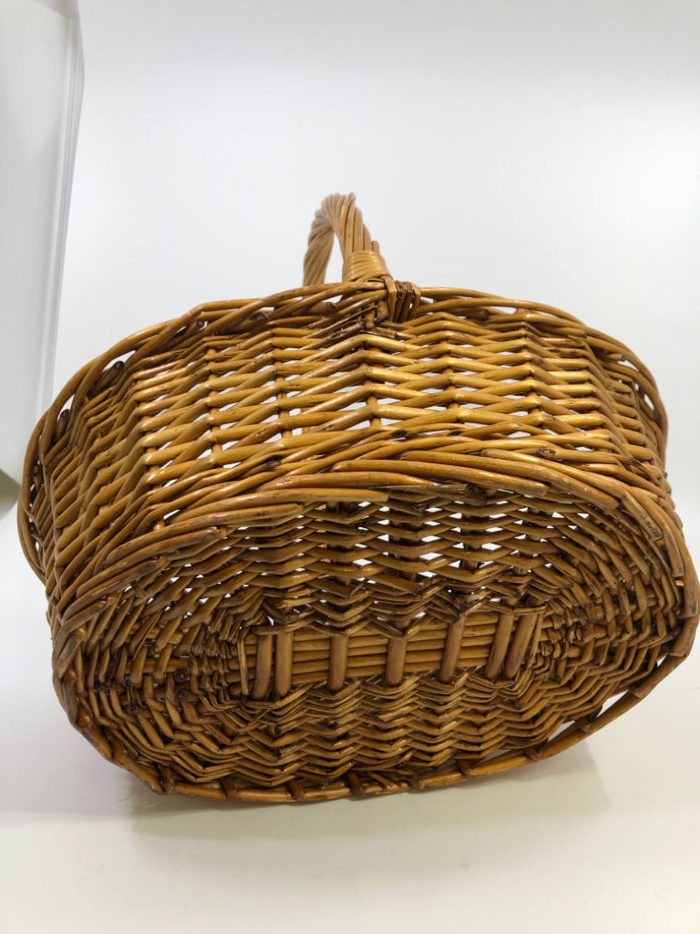 STURDY WICKER BASKET W/HANDLE.