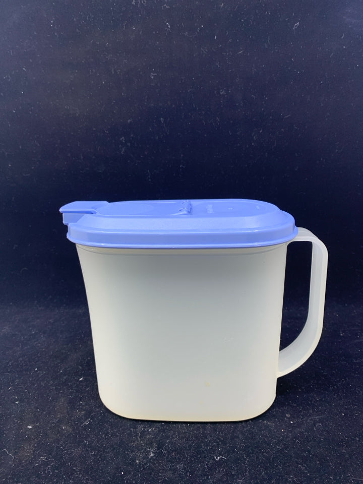 TUPPERWARE SPICE CONTAINER W BLUE LID AND HANDLE.