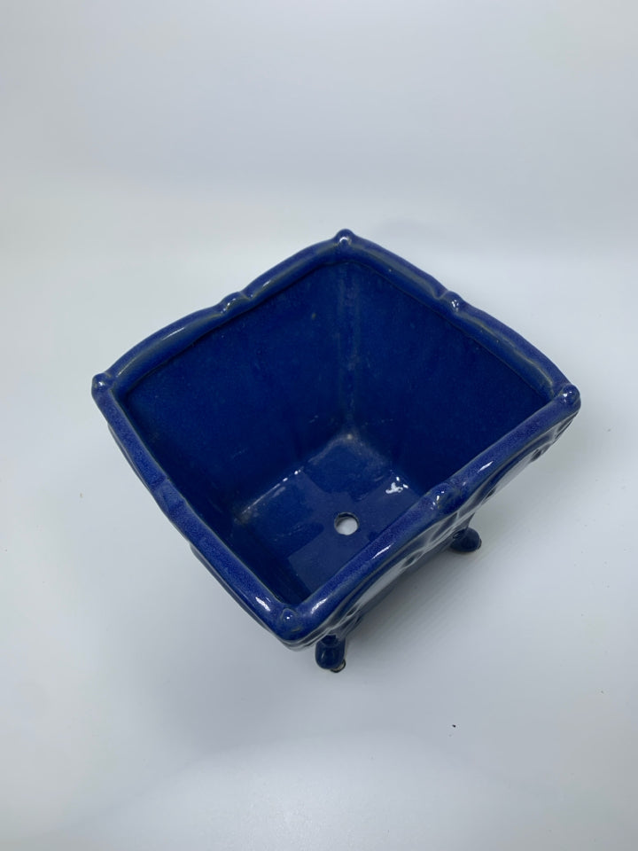 FOOTED DARK BLUE PLANTER W/ EMBOSSED SCROLL EDGE.