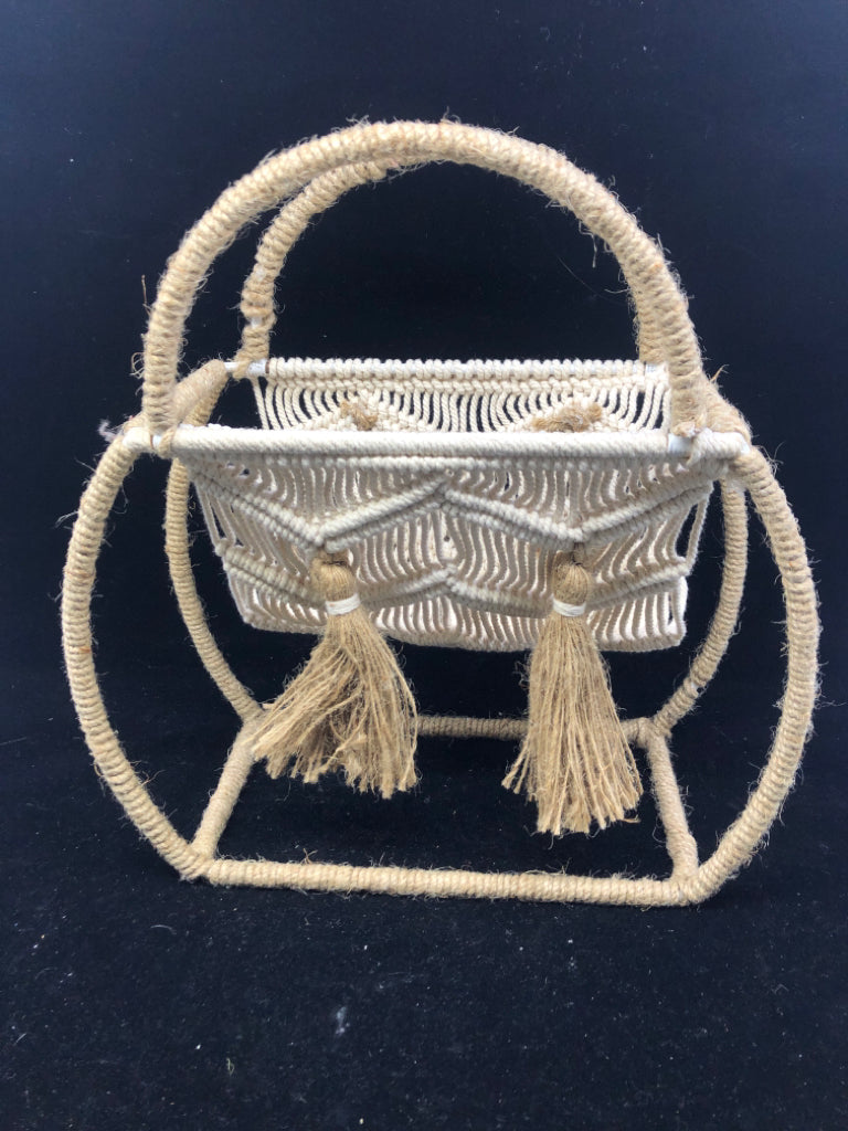 SMALL WHITE WOVEN MACRAME WINE BOTTLE HOLDER.