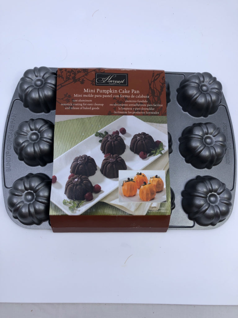 NIP MINI PUMPKIN CAKE PAN.