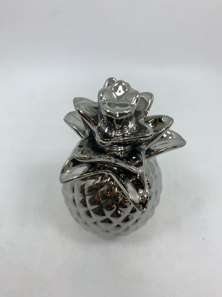 SILVER METALLIC PINEAPPLE.