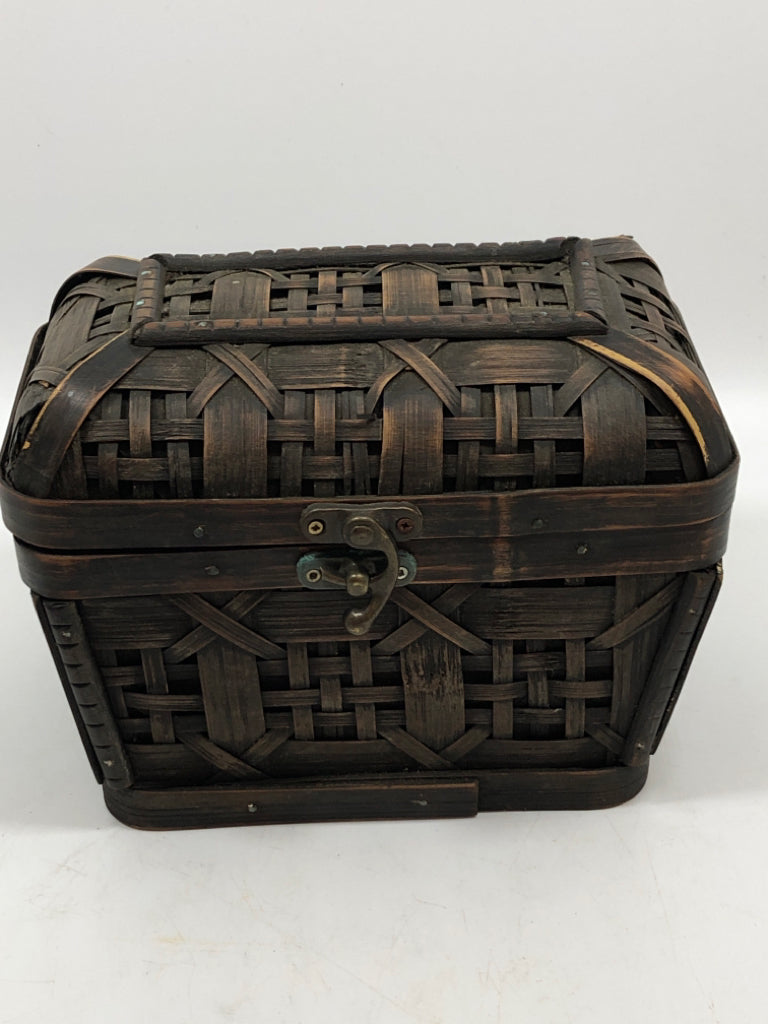 WOVEN BOX W/FLIP LID AND LATCH.