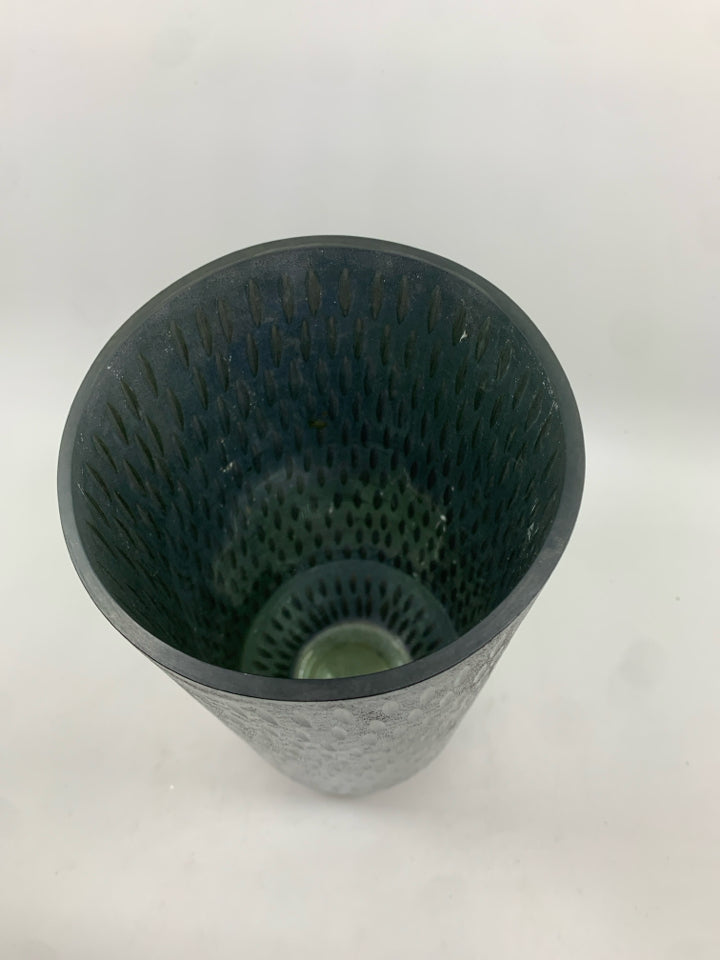 GREY TALL VASE W/LINED DESIGN.