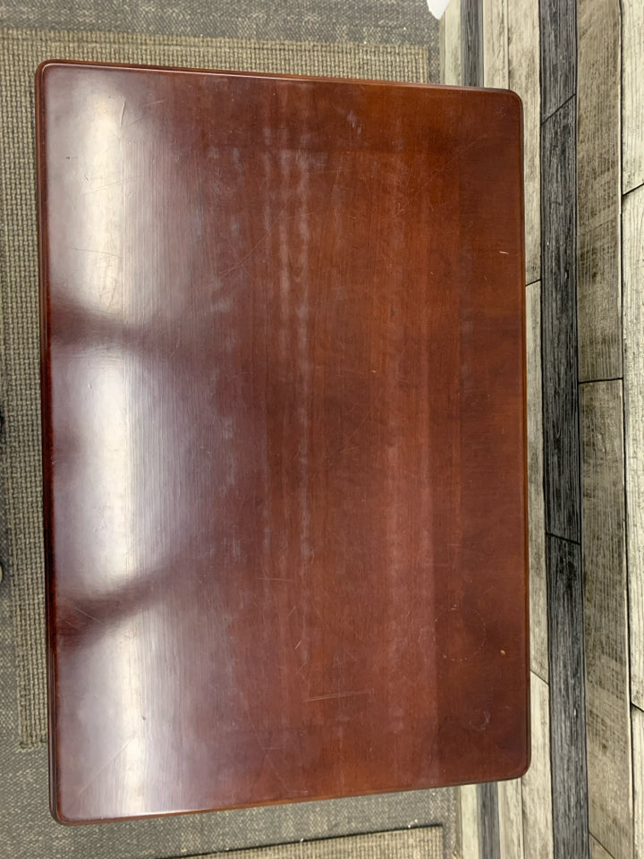 DARK WOOD SIDE TABLE W/CURVED LEGS.
