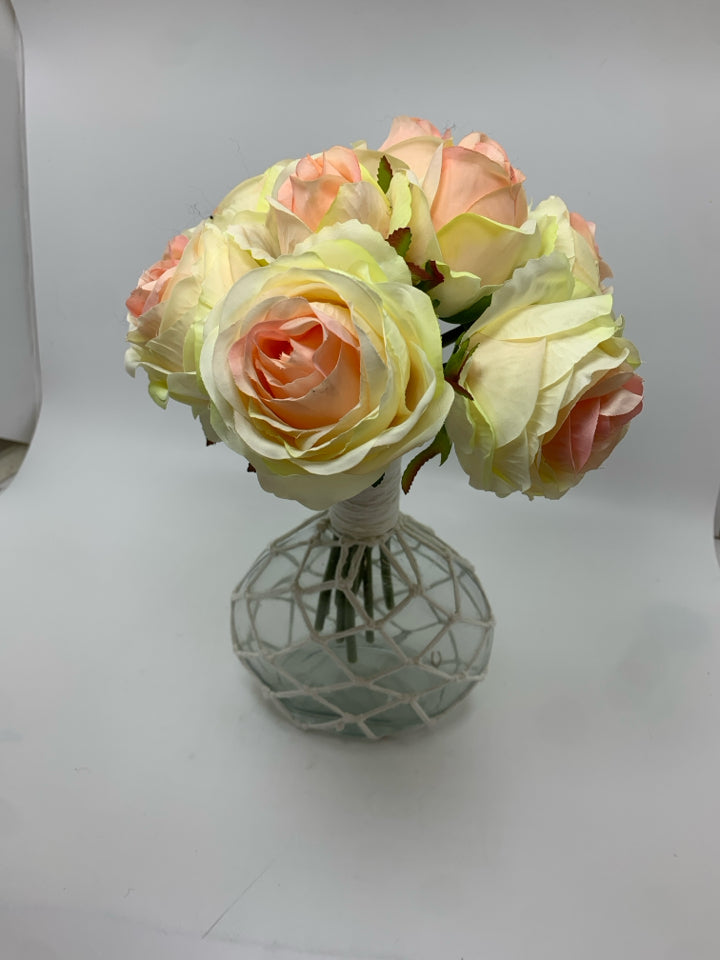 FAUX ROSE BOUQUET IN CLEAR GLASS VASE W/WHITE ROPE.