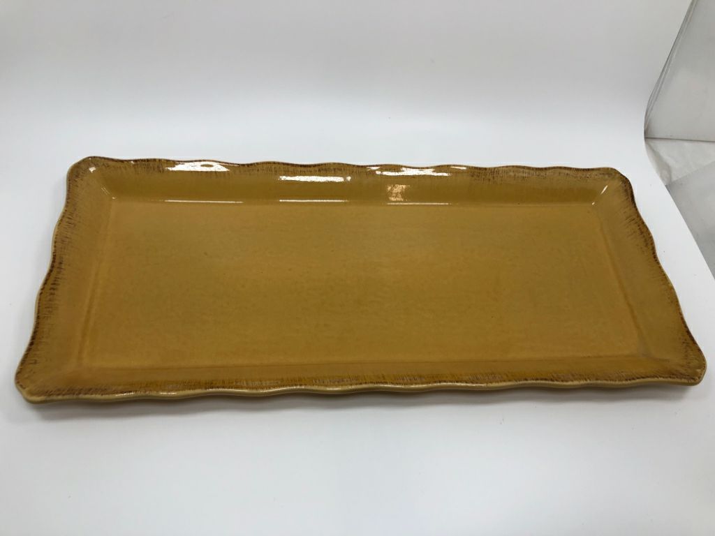 BROWN STONEWARE TRAY W/RUFFLE EDGE.