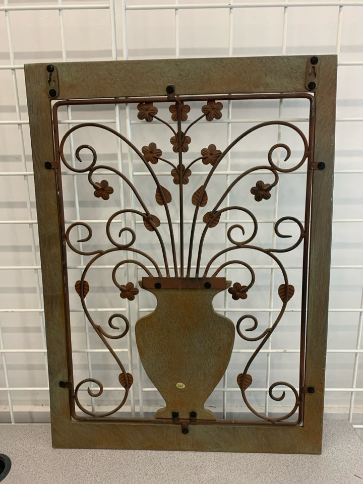 METAL FLOWER DISTRESSED WALL HANGING.