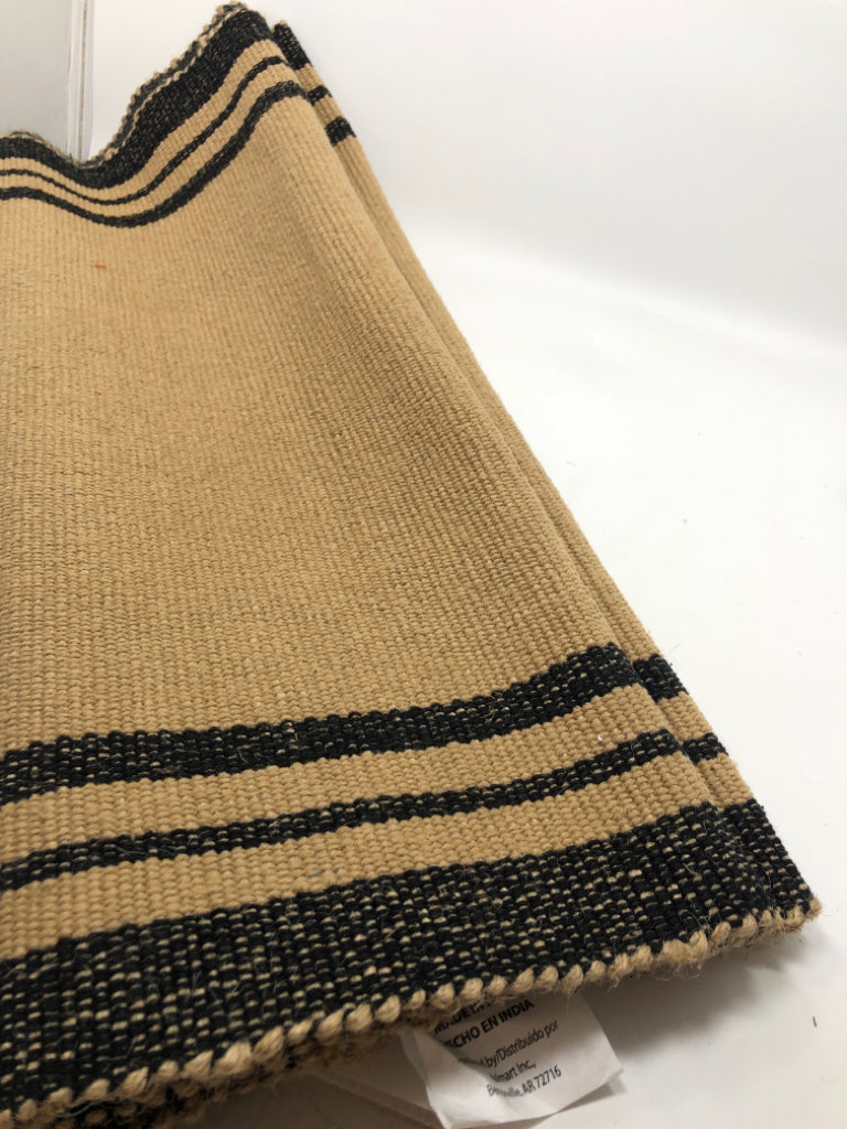 JUTE RUG RUNNER W/BLACK BORDER.