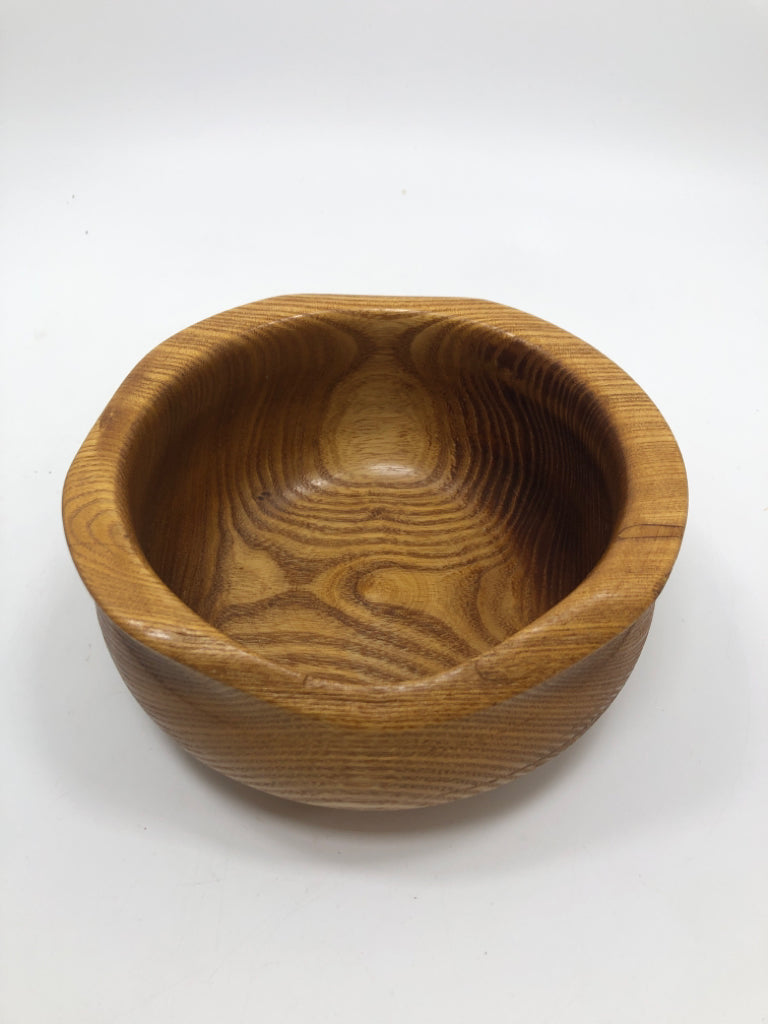 WOOD CARVED BOWL.