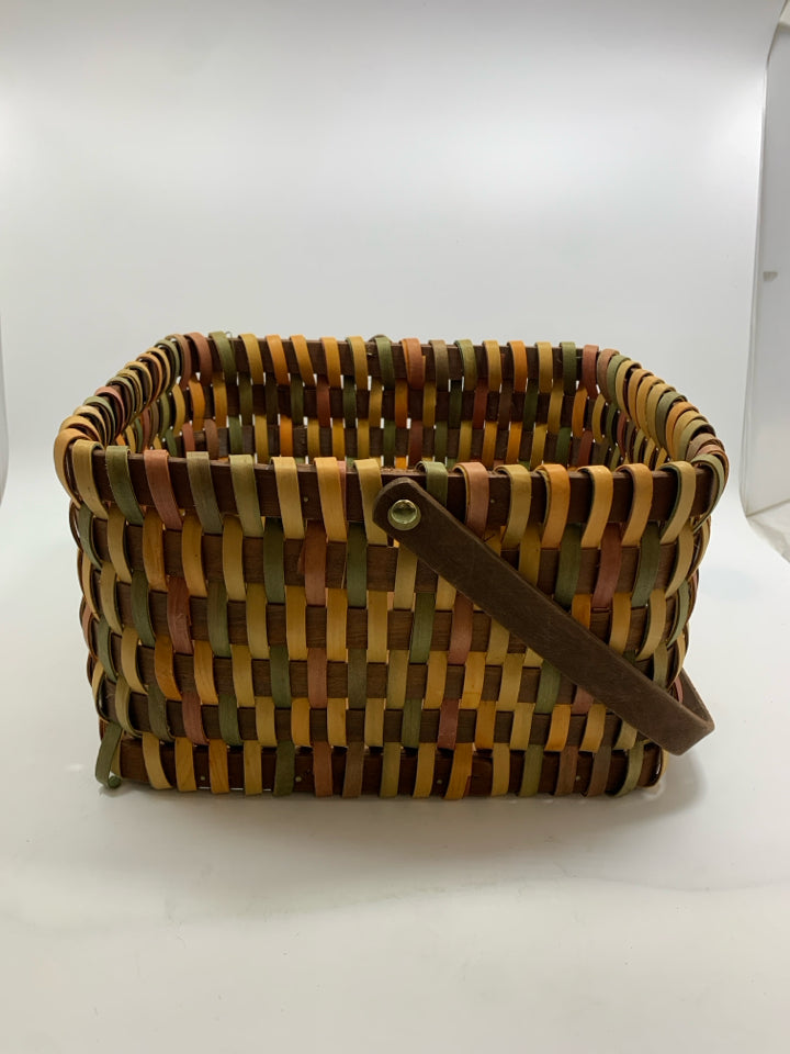 COLORFUL WOVEN BASKET W/WOOD HANDLE.
