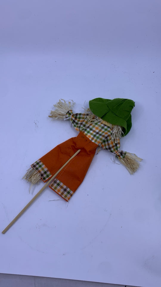 GREEN HAT SCARECROW STAKE.