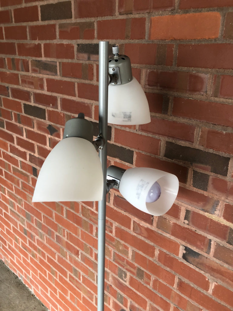 GREY MOVEABLE HEAD FLOOR LAMP.