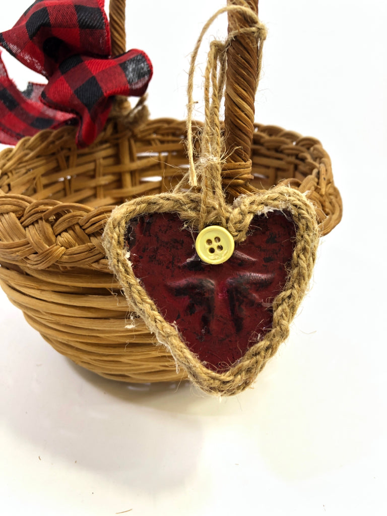 ROUND BASKET W/PLAID BOW, HEART.