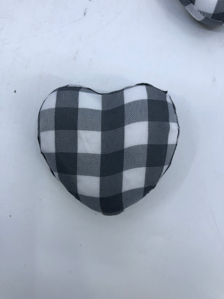 8 PC BLACK/WHITE PLAID HEARTS.