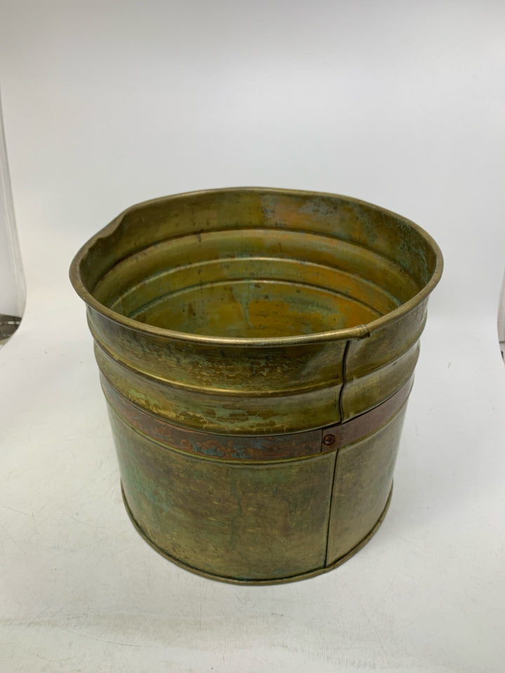 VTG TARNISHED METAL RUSTIC BUCKET.