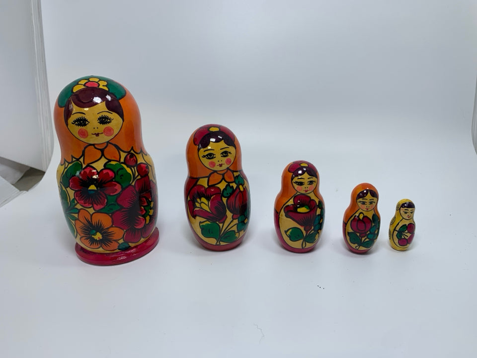 5 WOOD NESTING DOLLS BROWN HAIR WOMAN W/ FLOWERS.