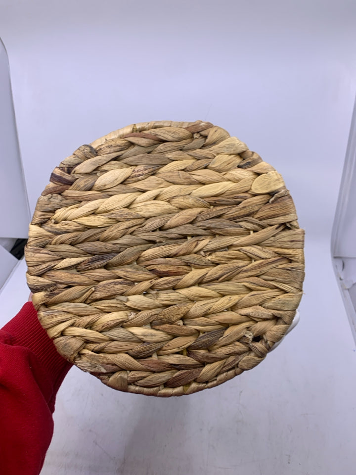 DIVIDED BASKET W/ CERAMIC FLOWERS UTENSIL HOLDER HANDLE IN CENTER.