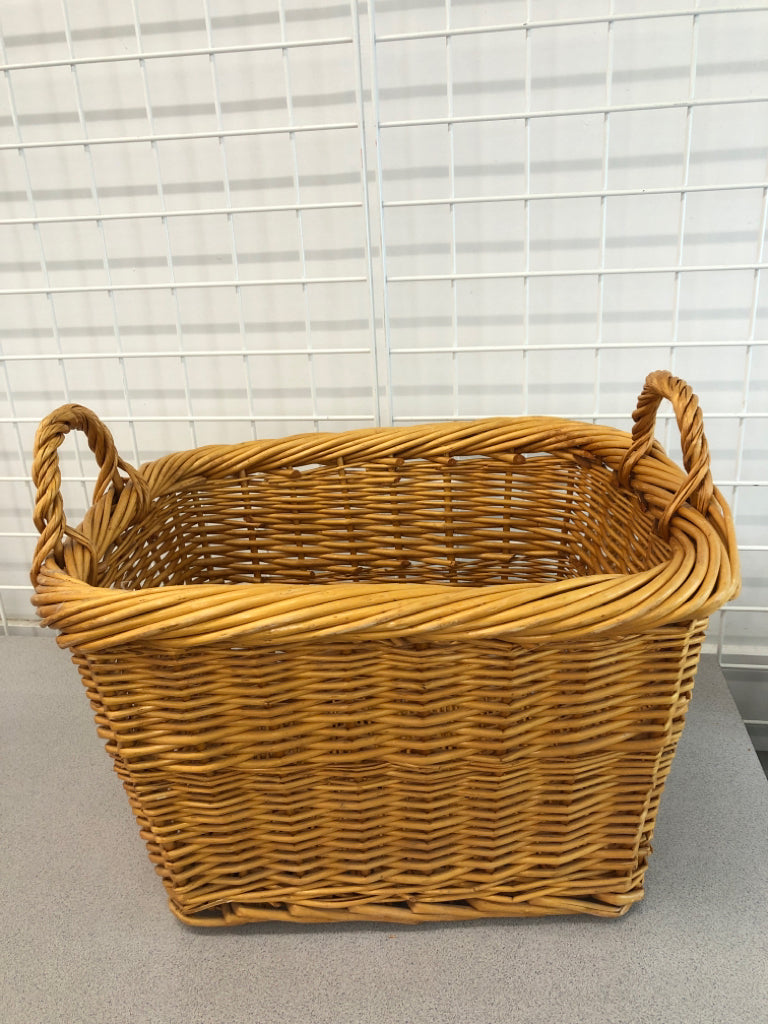 RECTANGLE WICKER BASKET W/HANDLES.