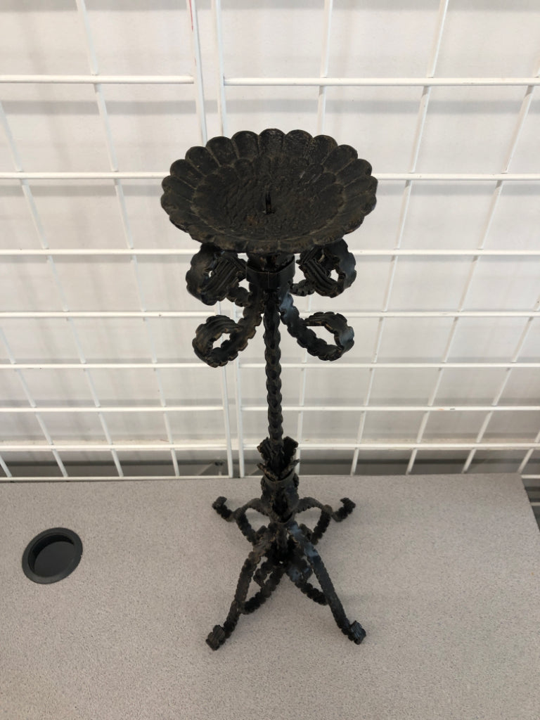 SCROLL DESIGN METAL PILLAR CANDLE HOLDER.