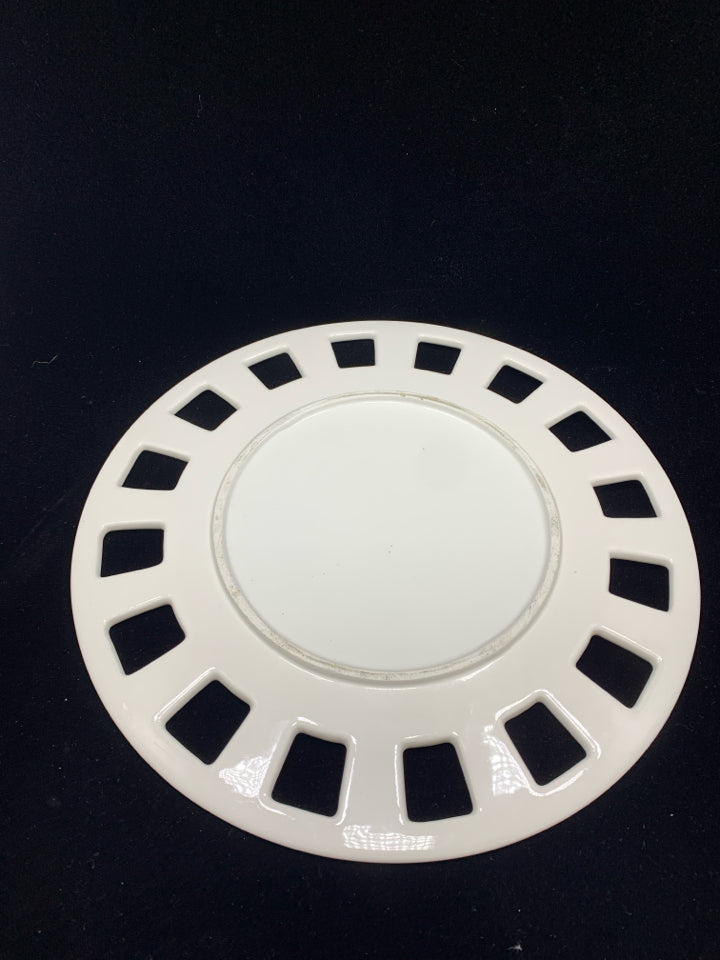 WHITE CERAMIC LATTICE RIM PLATTER.