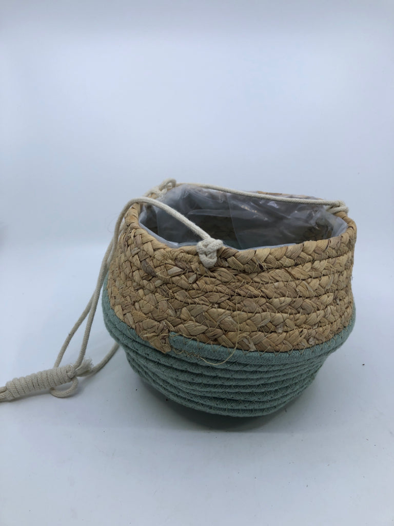 WOVEN 2 TONED HANGING PLANTER BASKET.