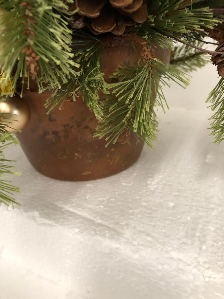 DECORATIVE CHRISTMAS ARRANGEMENT.