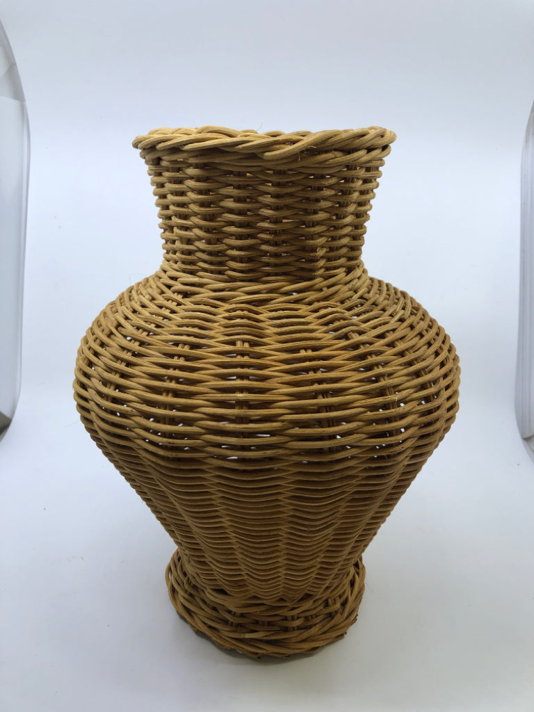 WICKER URN SHAPED BASKET.