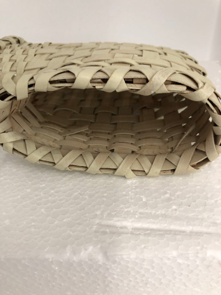 DOUBLE OPENING WHITE WOVEN WALL BASKET.