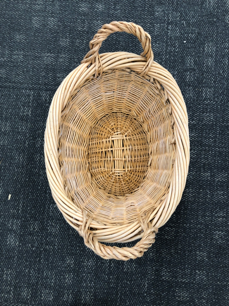 WOVEN OVAL WICKER BASKET.