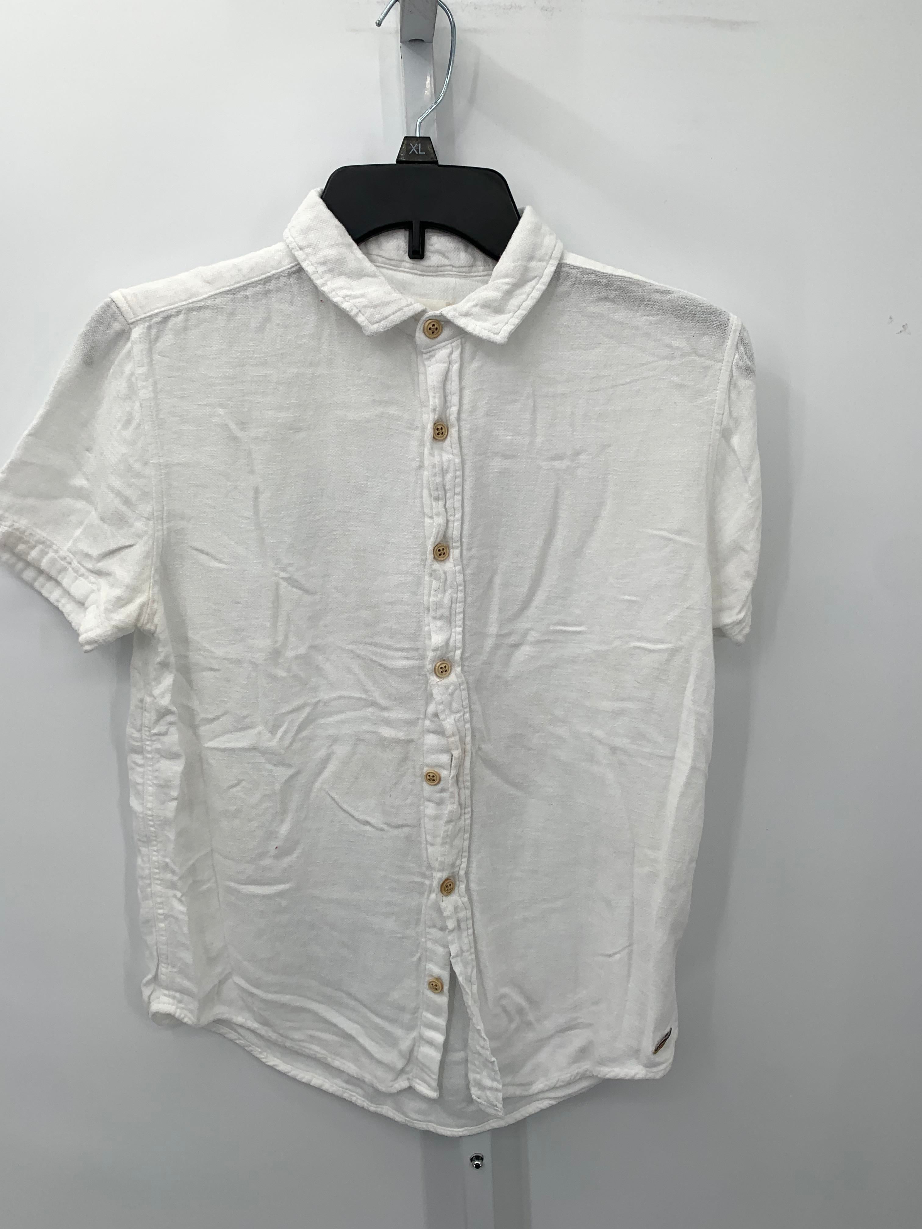BUTTON DOWN SHIRT.