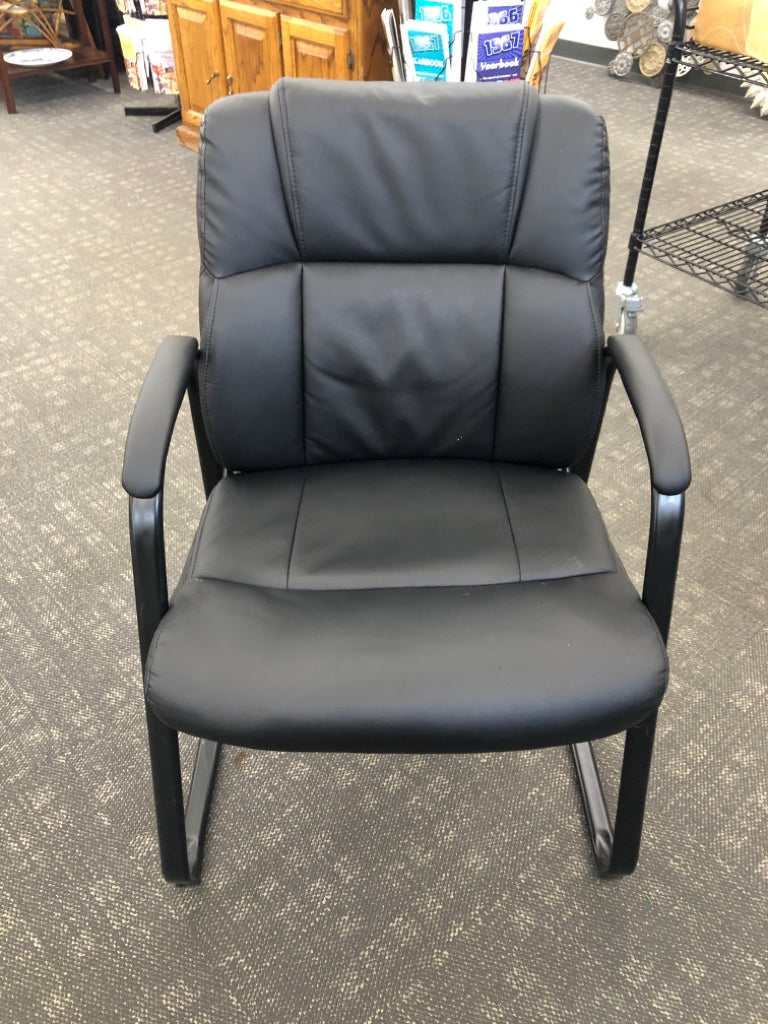 BLACK FAUX LEATHER OFFICE CHAIR WITH HANDLES.