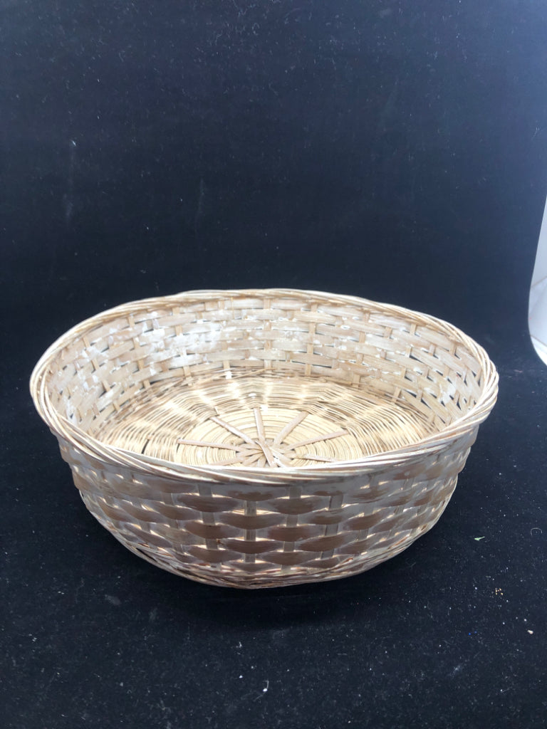 WHITE WASHED ROUND WOVEN BASKET.