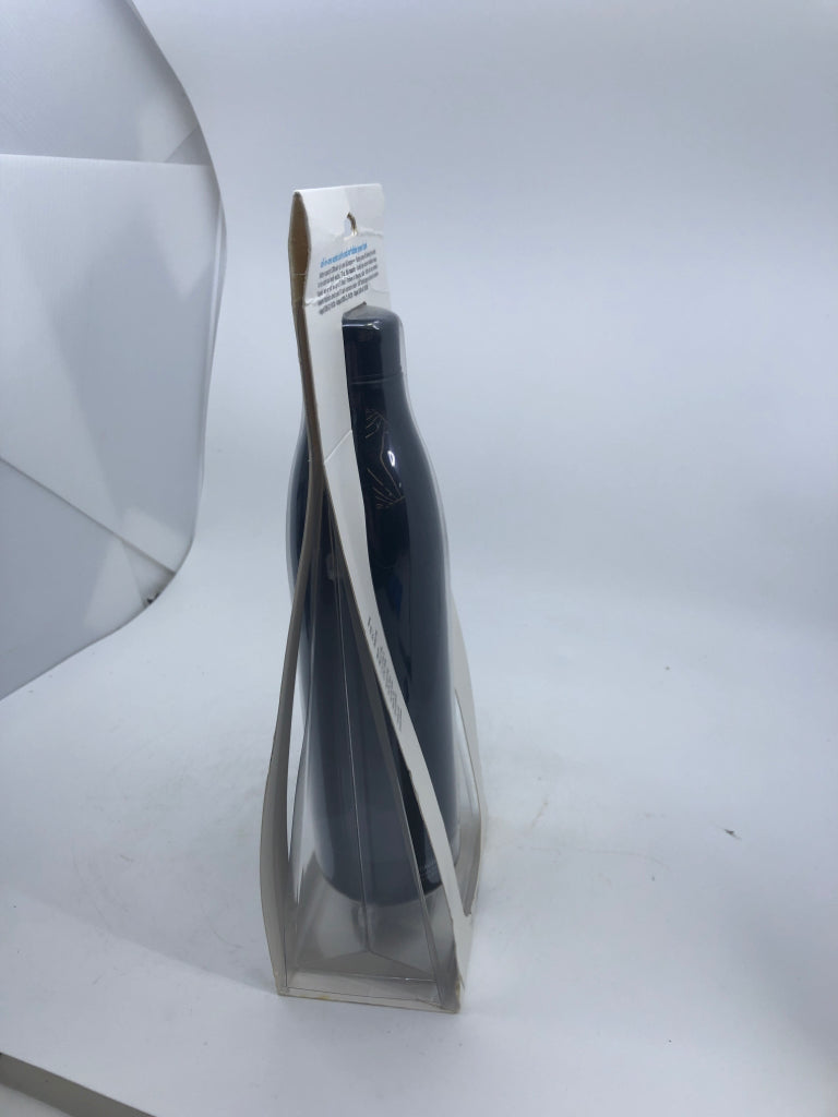 NIP TYLT WATER BOTTLE/PORTABLE POWER BANK.