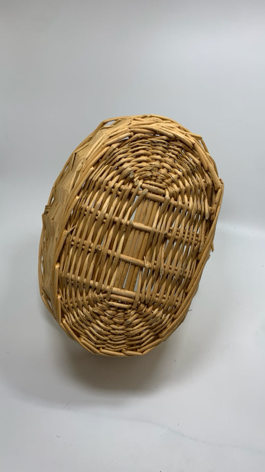 SM WICKER BASKET W/HANDLE.