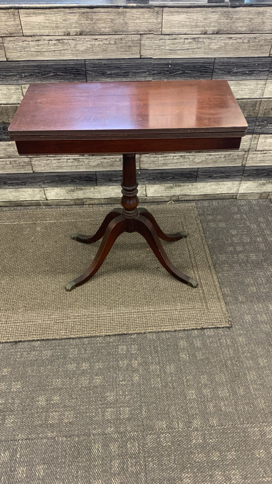 VTG STYLE WOOD EXPANDABLE TABLE.