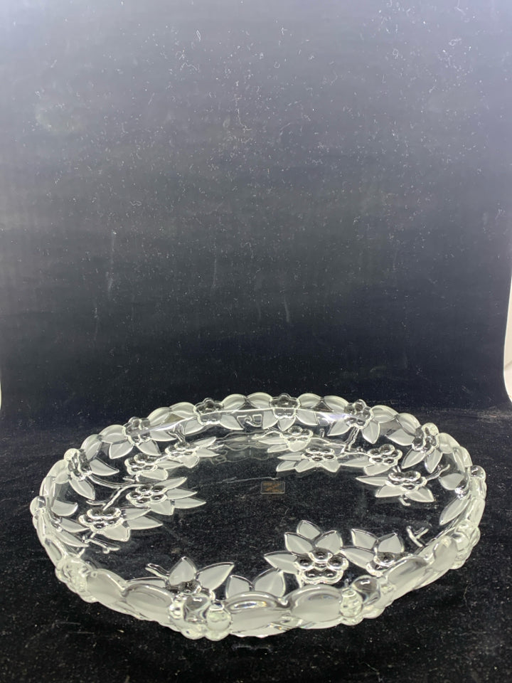 MIKASA EMBOSSED FLOWER CIRCLE SERVING TRAY SCALLOP EDGE.