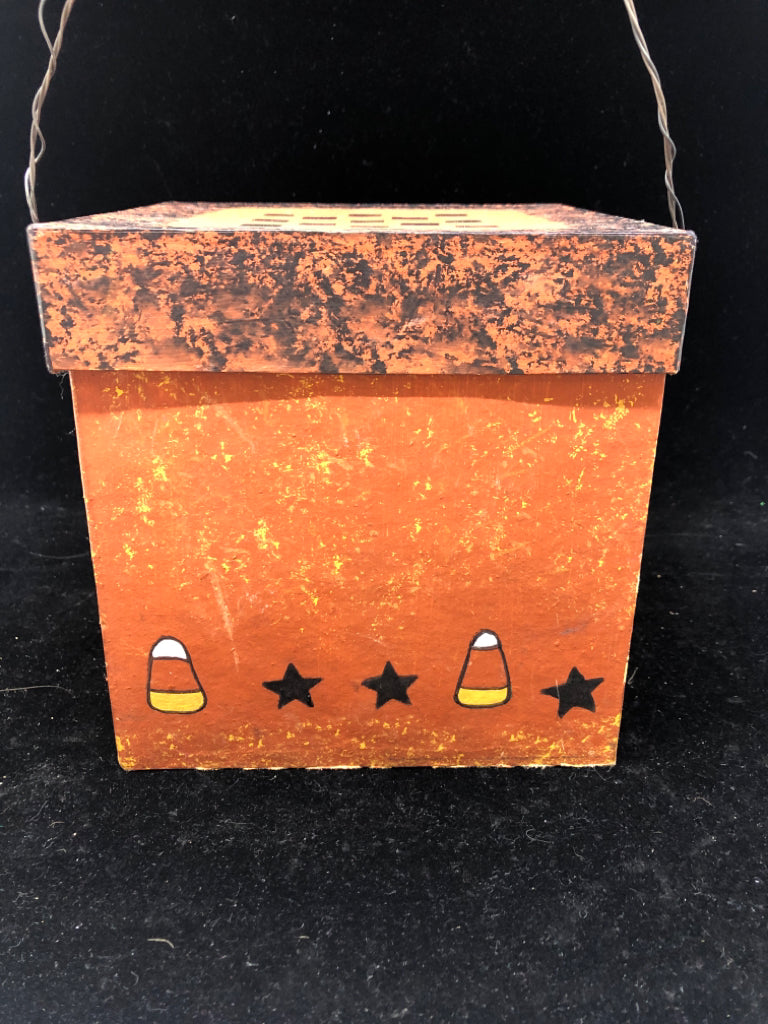 "BOO" HALLOWEEN BOX W/ LID AND WIRE HANDLE.