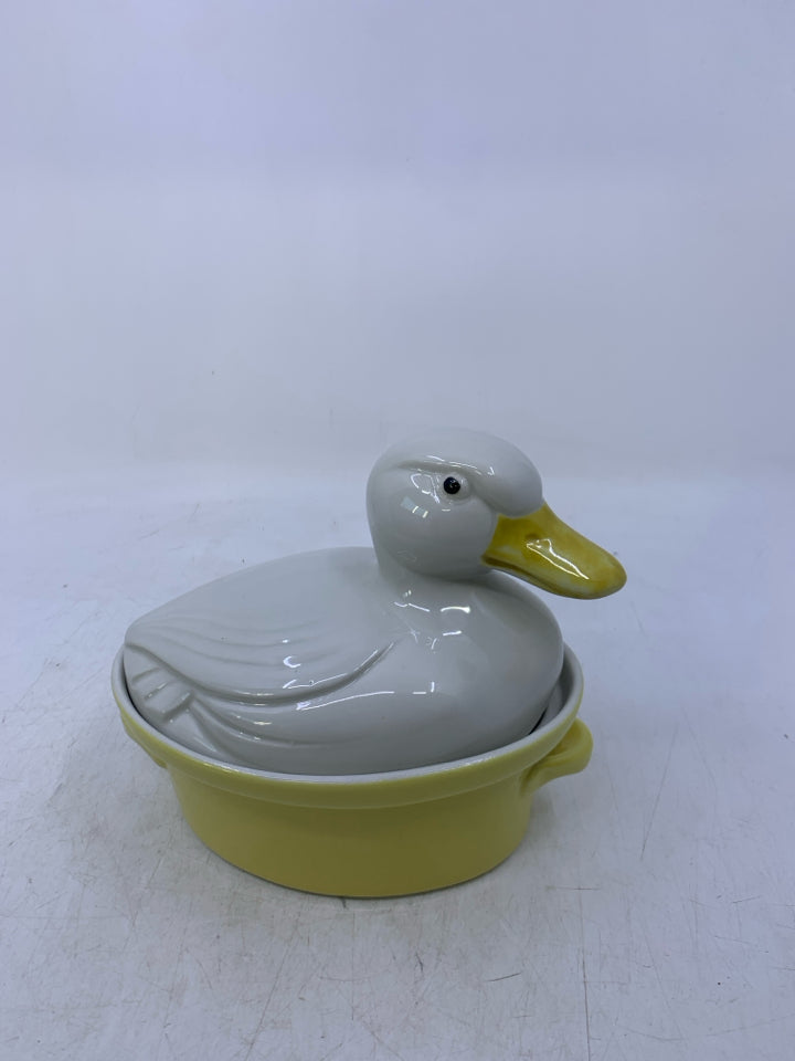 VTG SMALL HALL CARBONE OVAL DUCK COVERED CASSEROLE BAKING DISH YELLOW.