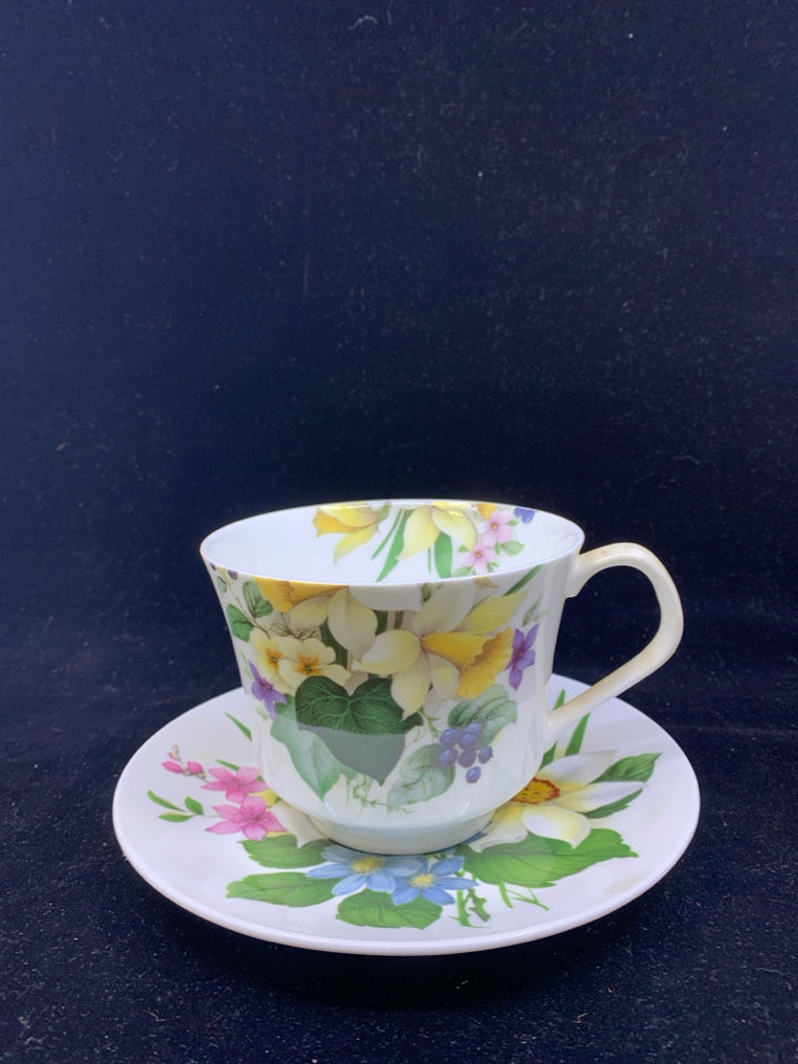 LARGE WHITE AND BLUE FLOWER TEA CUP.
