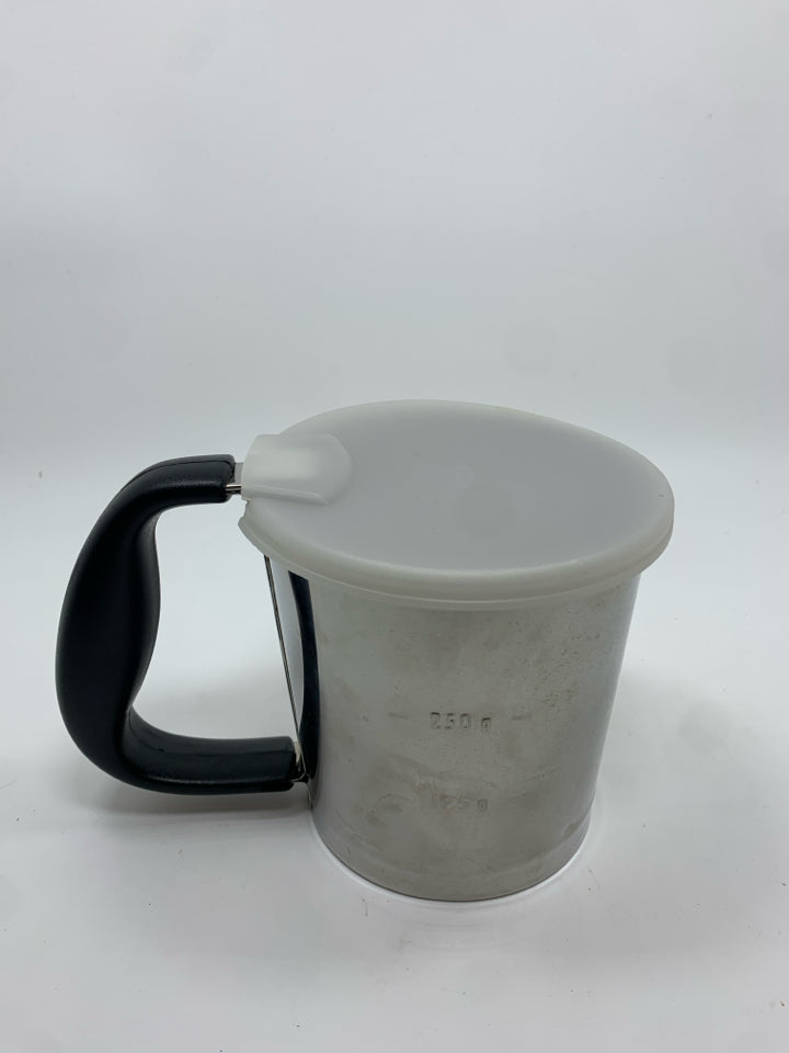 OXO FLOUR SIFTER W/LID.