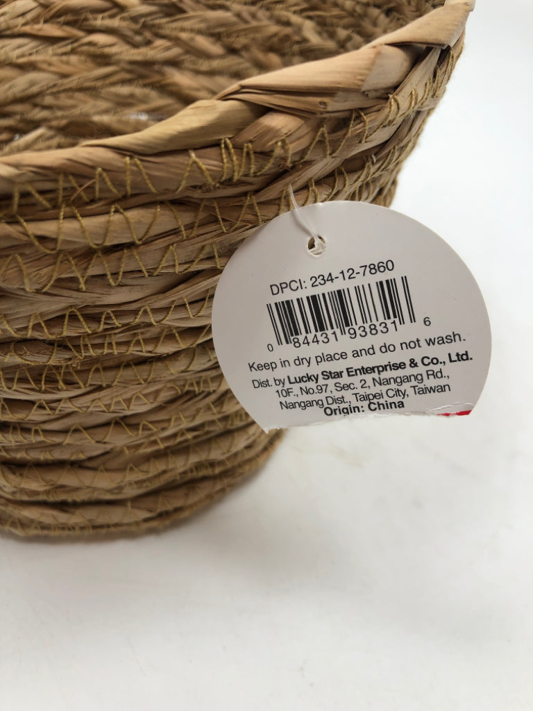 NWT SM WOVEN BASKET.