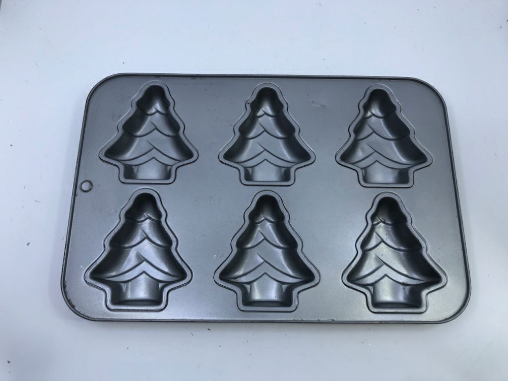 CHRISTMAS TREE CAKE PAN.