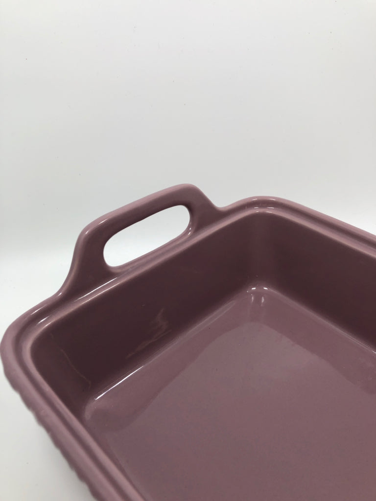 TEMPTATIONS PURPLE BAKING DISH W/LID.