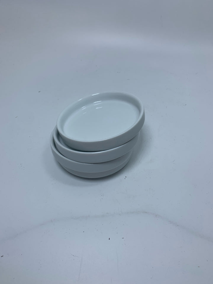 4 PORCELAIN SOY SAUCE BOWLS.