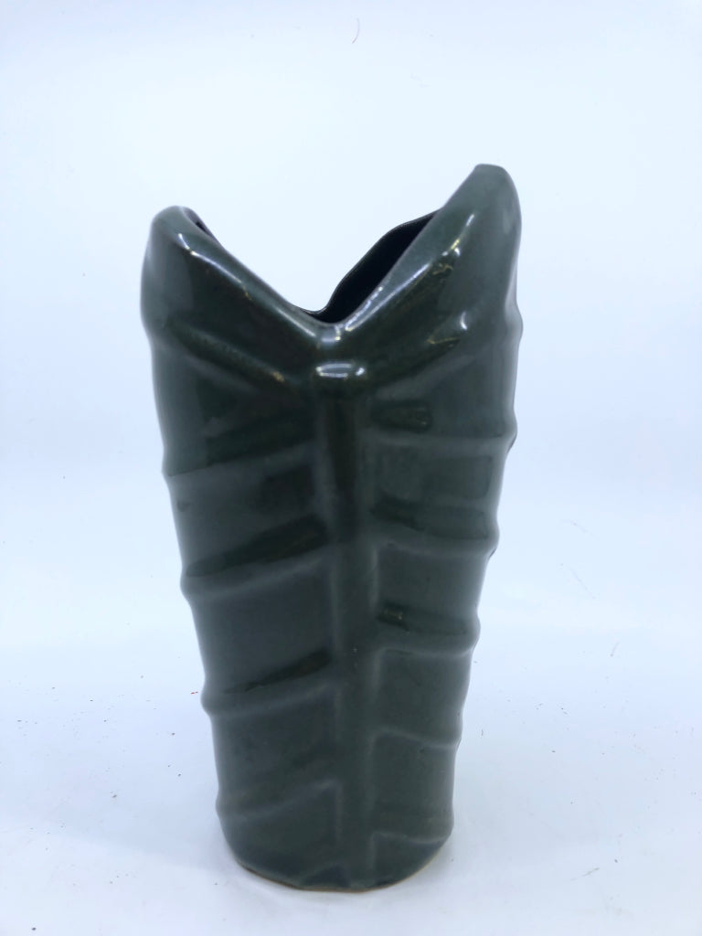 GREEN RIBBED CERAMIC VASE.