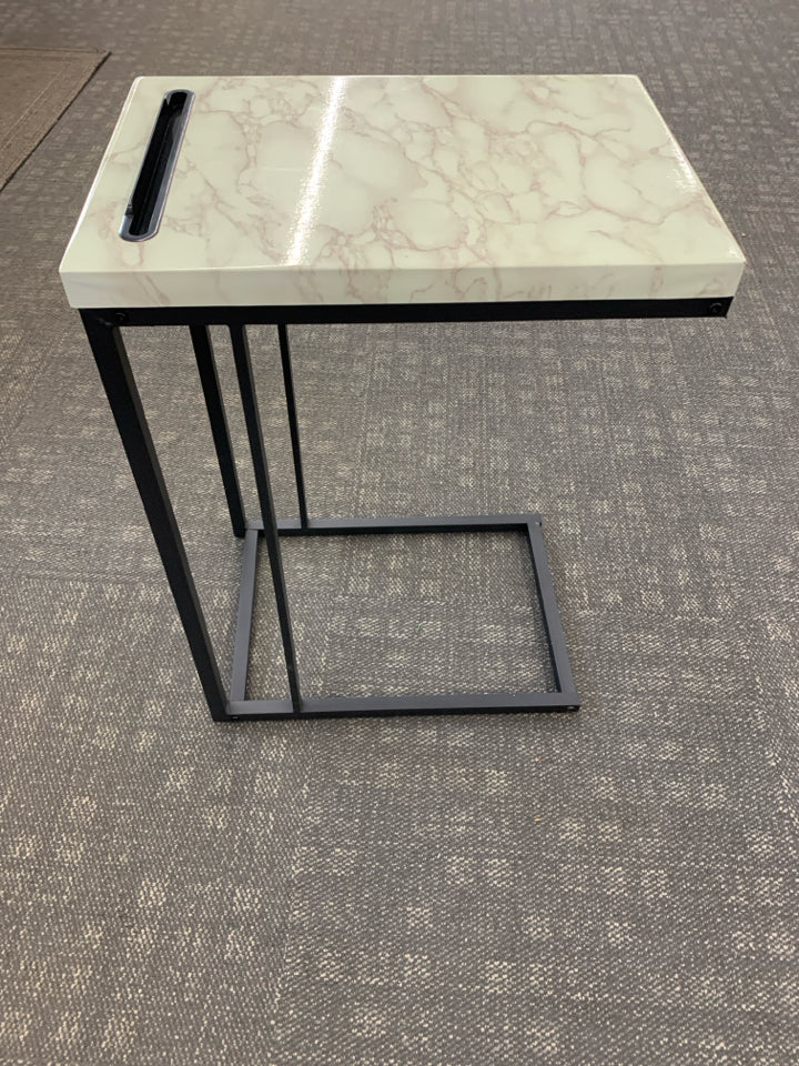 METAL "L" SIDE TABLE W/FAUX MARBLE TOP.